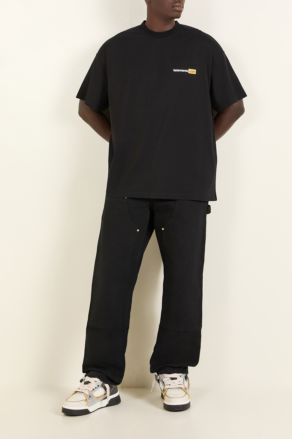 תמונת כל הלוק של חולצת טי